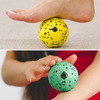 Oberes Bild: Fuß auf gelbem Faszienball für Fußmassage. Unteres Bild: Hand hält grünen Faszienball für Handmassage.