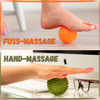 Oberes Bild: Orangefarbener Igelball / Massageball wird zur Fußmassage verwendet. Unteres Bild: Grüner Igelball / Massageball wird zur Handmassage verwendet.