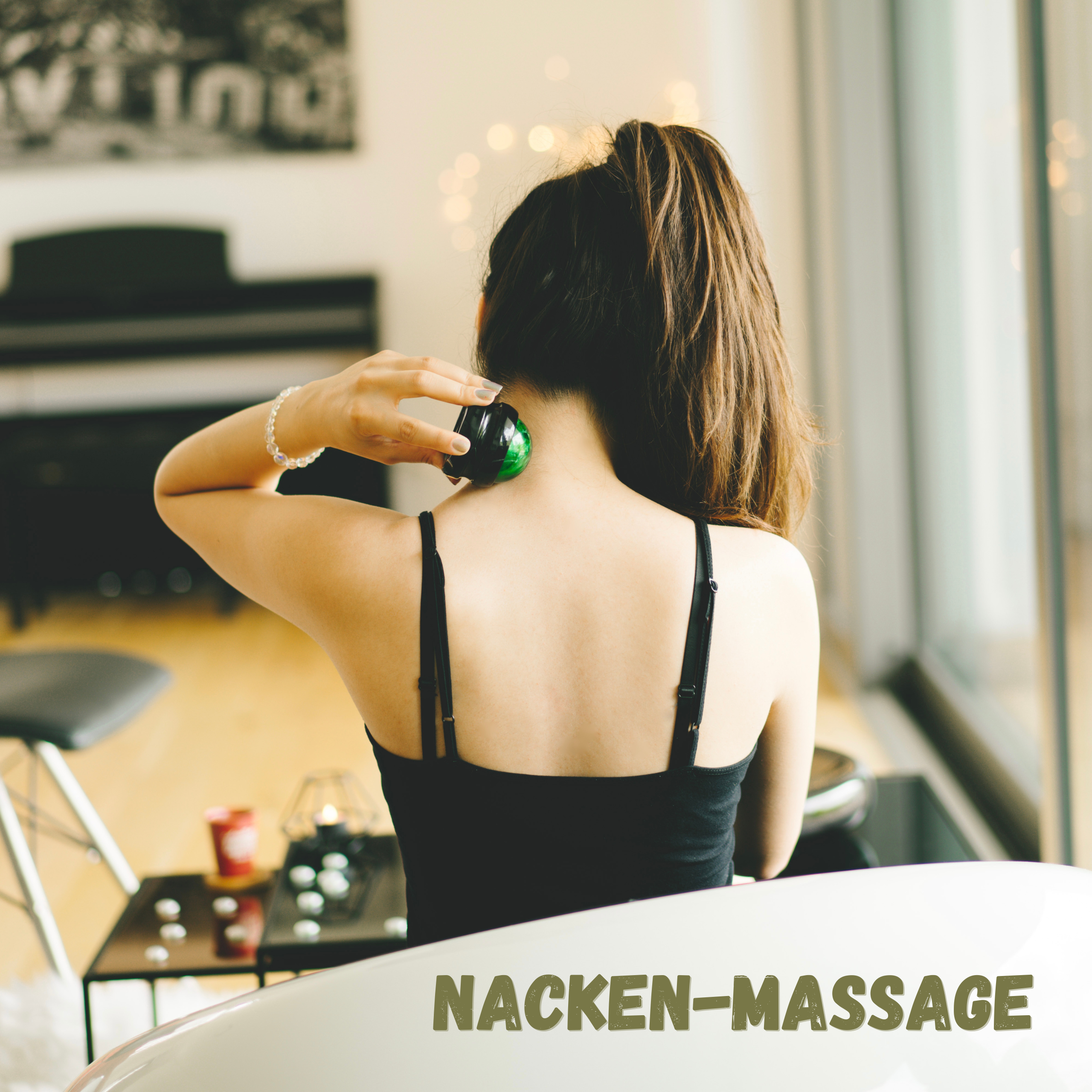 Frau führt Nackenmassage mit einem grünen Massageball oder auch Massagekugel Roller genannt, durch.